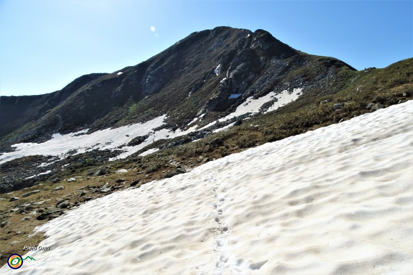 15 Attraversando ultime strisciate di neve.JPG